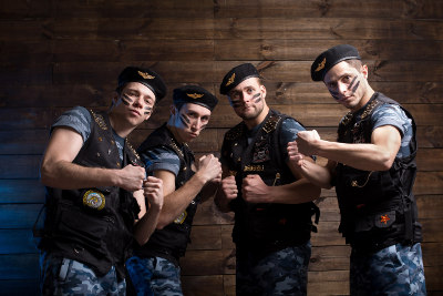 военные танцоры шоу